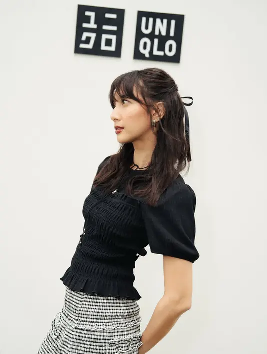 Ia memadukan atasan tersebut dengan rok kerut motif gingham hitam-putih seharga Rp699 ribu yang flowy dan ringan. Kombinasi warna monokrom membuat keseluruhan look terasa clean dan timeless, sementara siluet rok yang lembut memberi sentuhan playful yang khas.  [@sheiladara].