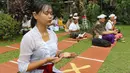 Hari Raya Galungan merupakan perayaan yang kaya akan makna dan nilai-nilai luhur. Tampak dalam foto, umat Hindu melakukan sesi persembahyangan Hari Raya Galungan di Pura Amerta Jati, Cinere, Jakarta Selatan, Rabu (19/11/2025). (merdeka.com/Arie Basuki)