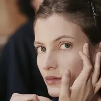 Dari balik backstage, terlihat bagaimana CHANEL Beauty membangun tampilan wajah yang memadukan teknik presisi, kulit bercahaya alami, dan sentuhan kemewahan subtil, sebuah estetika yang terasa modern sekaligus sangat CHANEL. [Dok/CHANEL BEAUTY/TIME INTERNATIONAL].