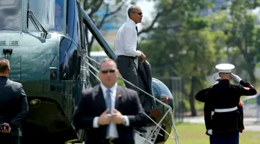 Presiden AS, Barack Obama turun dari helikopter Marine One saat tiba di hotel, Manila, Filipina (17/11). Obama akan mengadiri KTT kerjasama Ekonomi Asia-Pasifik (APEC) pada Sabtu (20/11). (REUTERS/Jonathan Ernst)