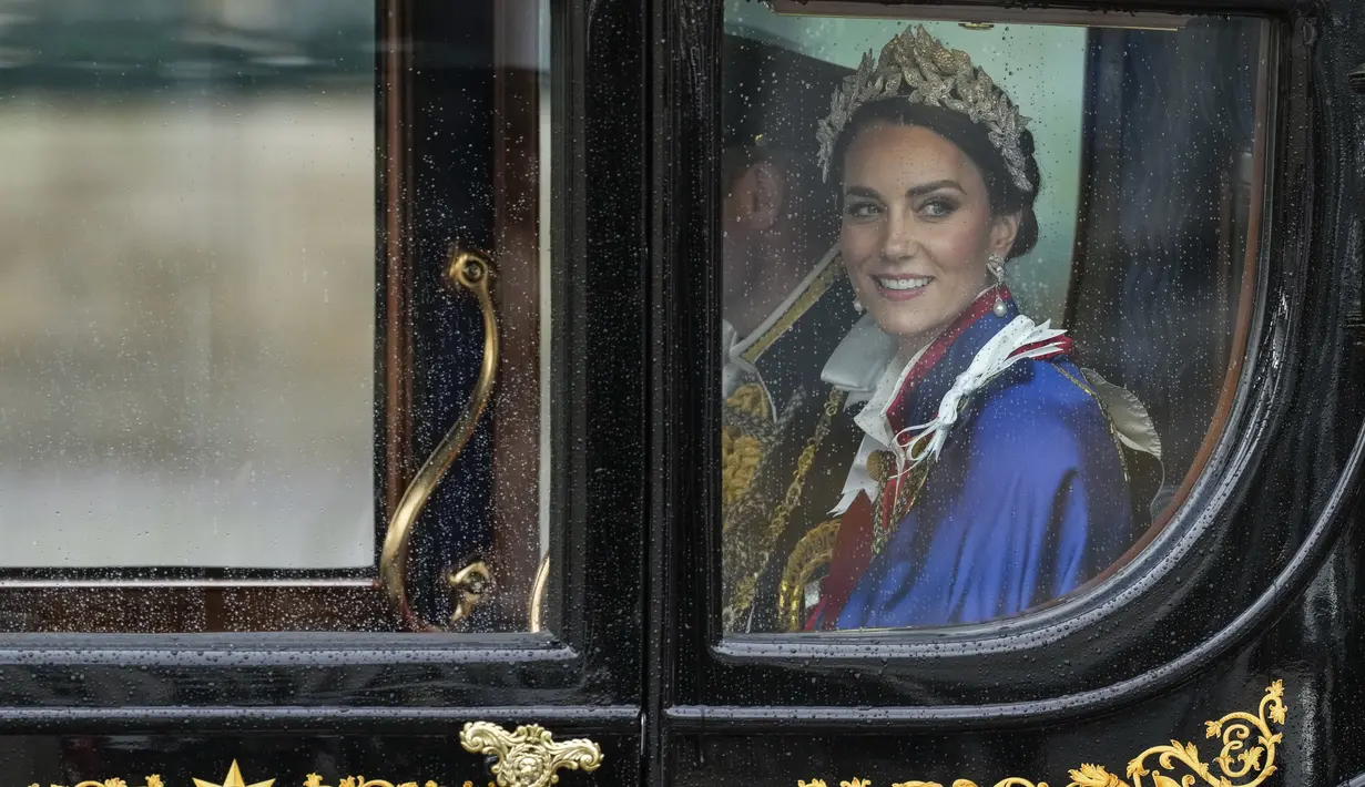 Kate Middleton datang ke Westminster Abbey bersama suami dan anaknya, Pangeran Louis dan Putri Charlotte. (AP Photo/Alessandra Tarantino)