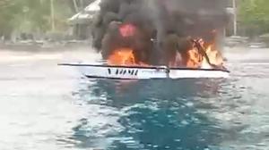 Detik-Detik Boat Snorkeling Terbakar di Bali, Turis Asing Panik Lompat ke Laut