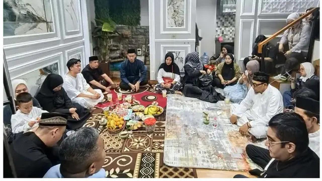 7 Potret Rumah Mpok Alpa Dipadati Ribuan Jemaah saat Tahlilan 7 Hari, Penuh Haru