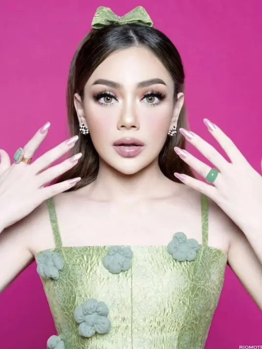 Secara keseluruhan, tampilan Celine kali ini terlihat begitu berbeda.  [foto: Instagram/ Celine Evangelista]