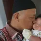 Pasangan Kuncora dan Lilis memberi nama putra keduanya yang lahir pada 17 Agustus 2017 dengan nama Indonesia.(Liputan6.com/Fajar Abrori)