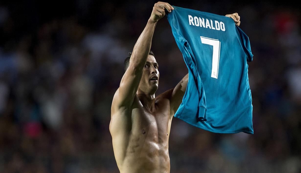 Cristiano Ronaldo melepaskan jersey usai membobol gawang Barcelona pada laga Piala Super Spanyol di Camp Nou stadium, Barcelona, (13/8/2017). (AFP/Stringer)