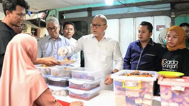 Menteri Koordinator (Menko) Bidang Pangan Zulkifli Hasan (Zulhas) saat mengunjungi Kantor Garda Pangan di Surabaya, Jawa Timur, Minggu (9/2/2025).