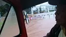 Kendaraan Bajaj saat melintasi di depan istana Negara yang terendam banjir, Jakarta, Senin (9/2/2015).(Antara Foto/Fanny Octavianus)