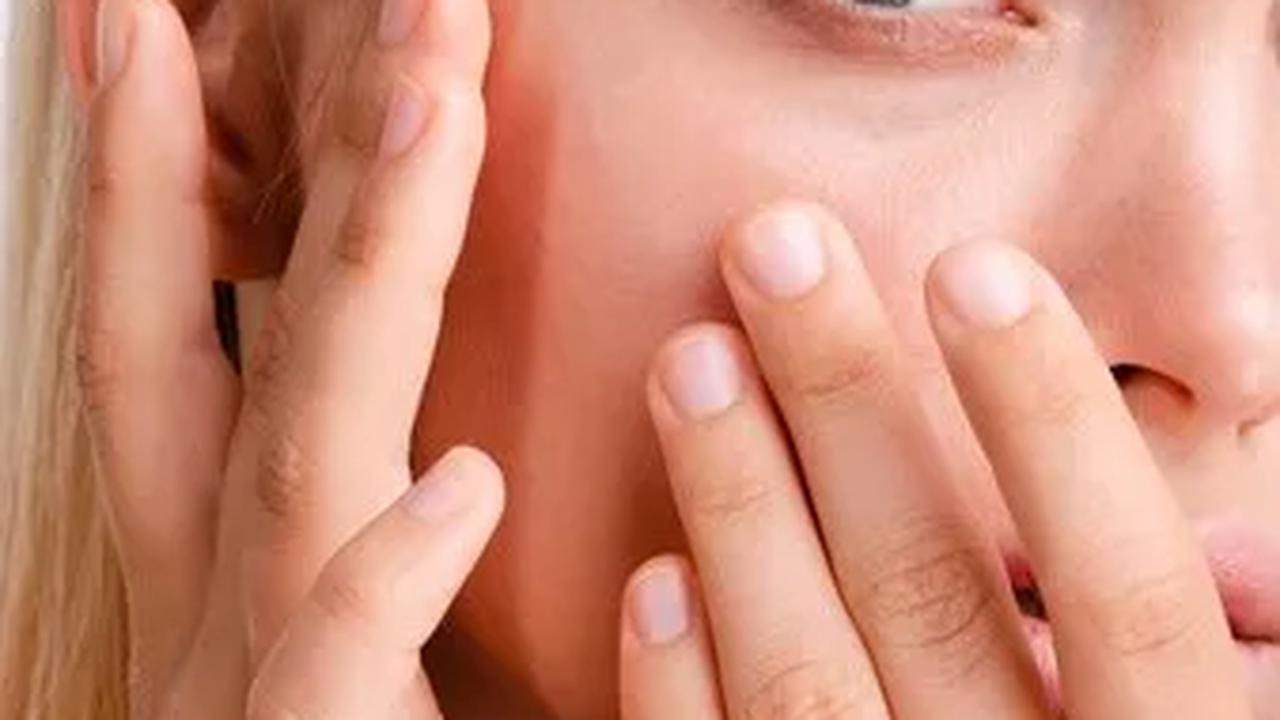 Jangan lupa untuk selalu konsultasi dengan ahli dermatologi untuk mendapatkan saran yang lebih spesifik sesuai dengan kondisi kulitmu.