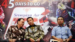 Menpora, Imam Nahrawi mendengar penuturan Dirut Sriwijaya Air, Chandra Lie jelang memberi keterangan terkait ajang MXGP 2017 di Jakarta, R (18/1). Ajang MXGP 2017 akan digelar di kota Pangkal Pinang, 4-5 Maret. (Liputan6.com/Helmi Fithriansyah)
