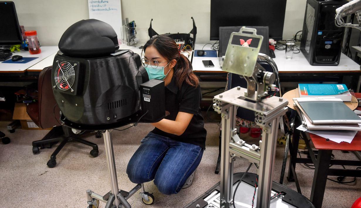 FOTO RS Thailand Kerahkan Robot Perangi Virus Corona COVID19 Tekno