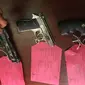 Senjata api dan senjata tajam yang digunakan saat perampokan dan pembunuhan di rumah Ir. Dodi Triono yang ditampilkan di Polda Metro Jaya, Jakarta, Kamis (5/1). (Liputan6.com)