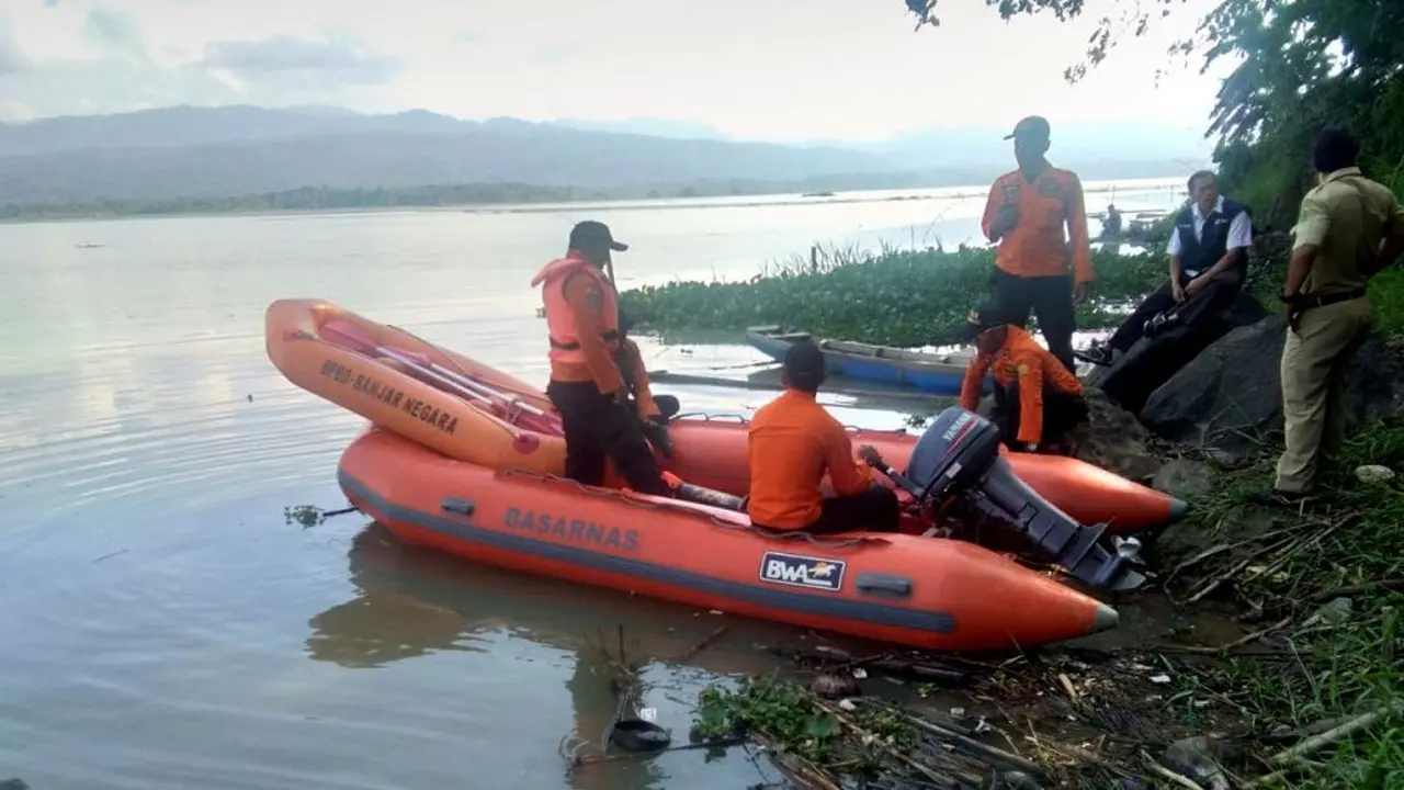 Pencarian korban tenggelam Sungai Serayu di tengah malam. (Foto: Liputan6.com/RAPI BNA/Muhamad Ridlo)