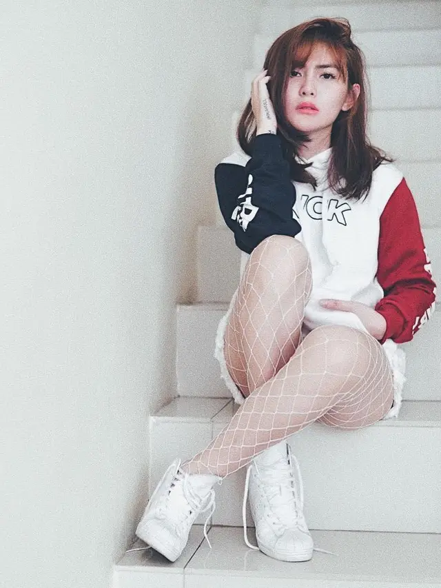 [Bintang] Gagal Fokus, Intip Potret 5 Gaya Sporty Seksi Angela Lee yang Bikin Kecanduan