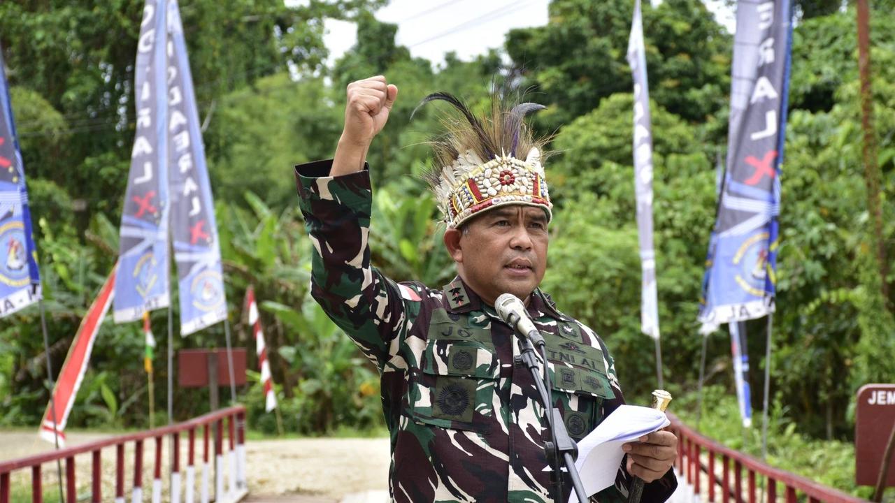 FOTO: TNI AL Resmikan Jembatan di Distrik Bonggo Papua