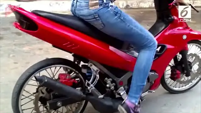 Sebuag rerkaman menunjukkan seorang wanita yang menabrak gerobak saat belajar mengendarai sepeda motor.