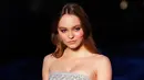 Ekspresi Lily-Rose Depp saat sesi pemotretan sebelum tampil dalam koleksi busana Chanel's Cruise 2018/2019 di Paris, Prancis (3/5). Wanita 18 tahun ini tampil seksi dengan yang dihiasi dengan detail. (AP Photo / Thibault Camus)