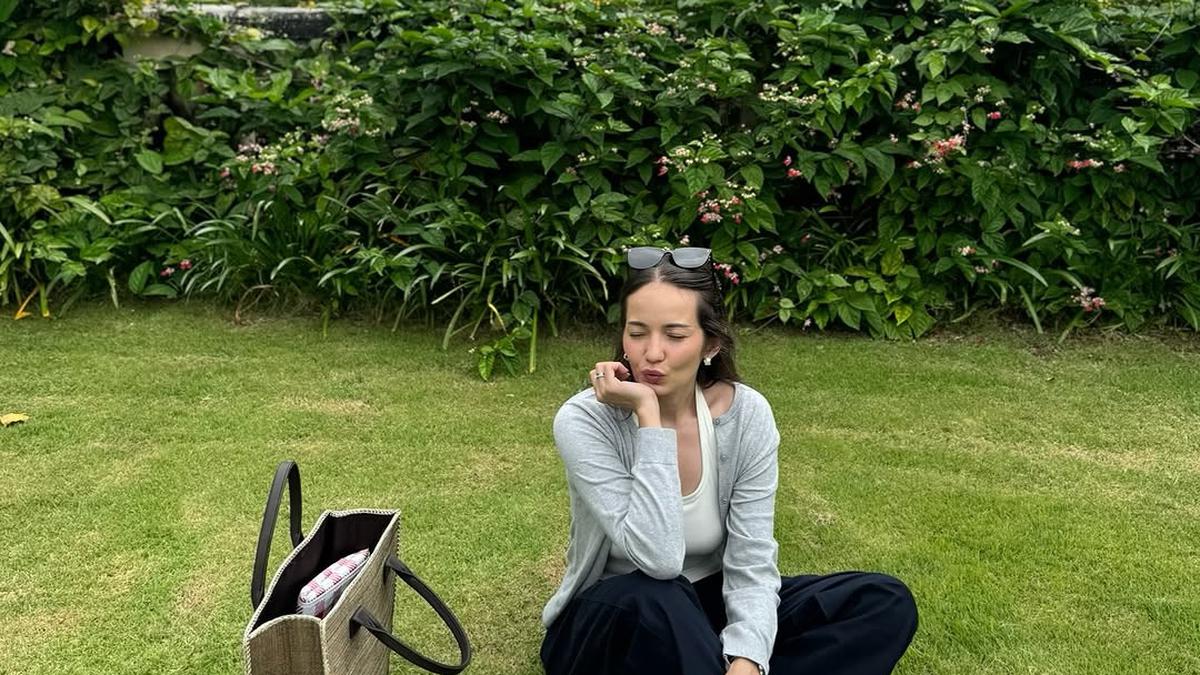 6 Inspirasi OOTD Santai tapi Stylish ala Enzy Storia Saat Liburan di Bali