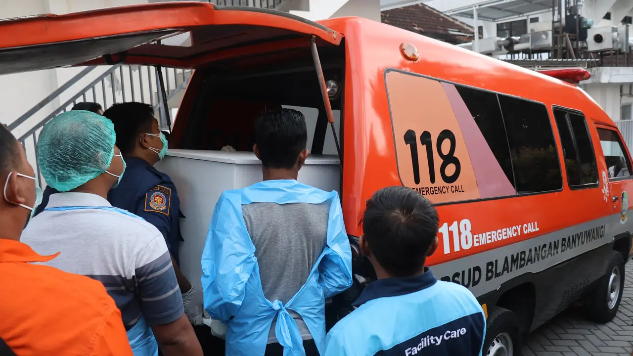Jenazah korban KMP Tunu Pratama Jaya yang berhasil teridentifikasi di serahkan ke keluarga untuk dimakamkan (Istimewa)