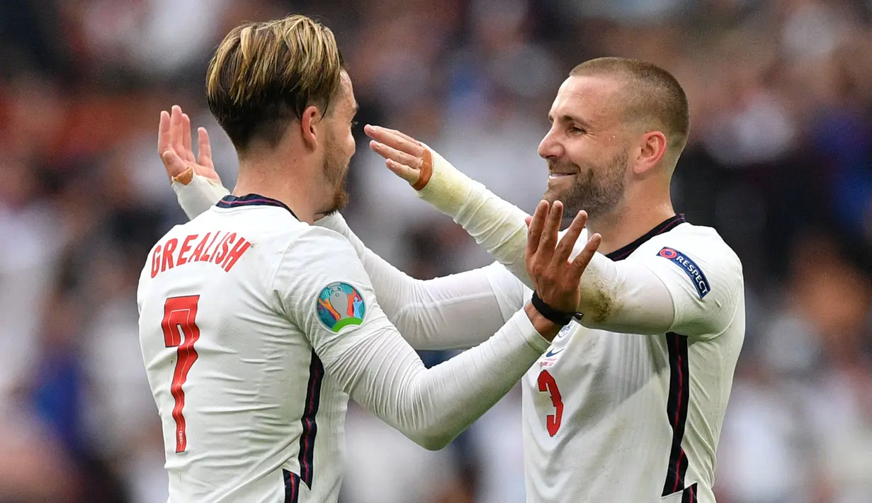 Rekan satu tim Kane, Luke Shaw (kanan) merupakan salah satu bek kiri terbaik di dunia saat ini. Tampil dengan mencetak dua assit ketika laga perempatfinal Inggris melawan Ukraina, Ia dinobatkan sebagai salah satu pemain terbaik Inggris kala itu. (Foto: AFP/Pool/Justin Tallis)