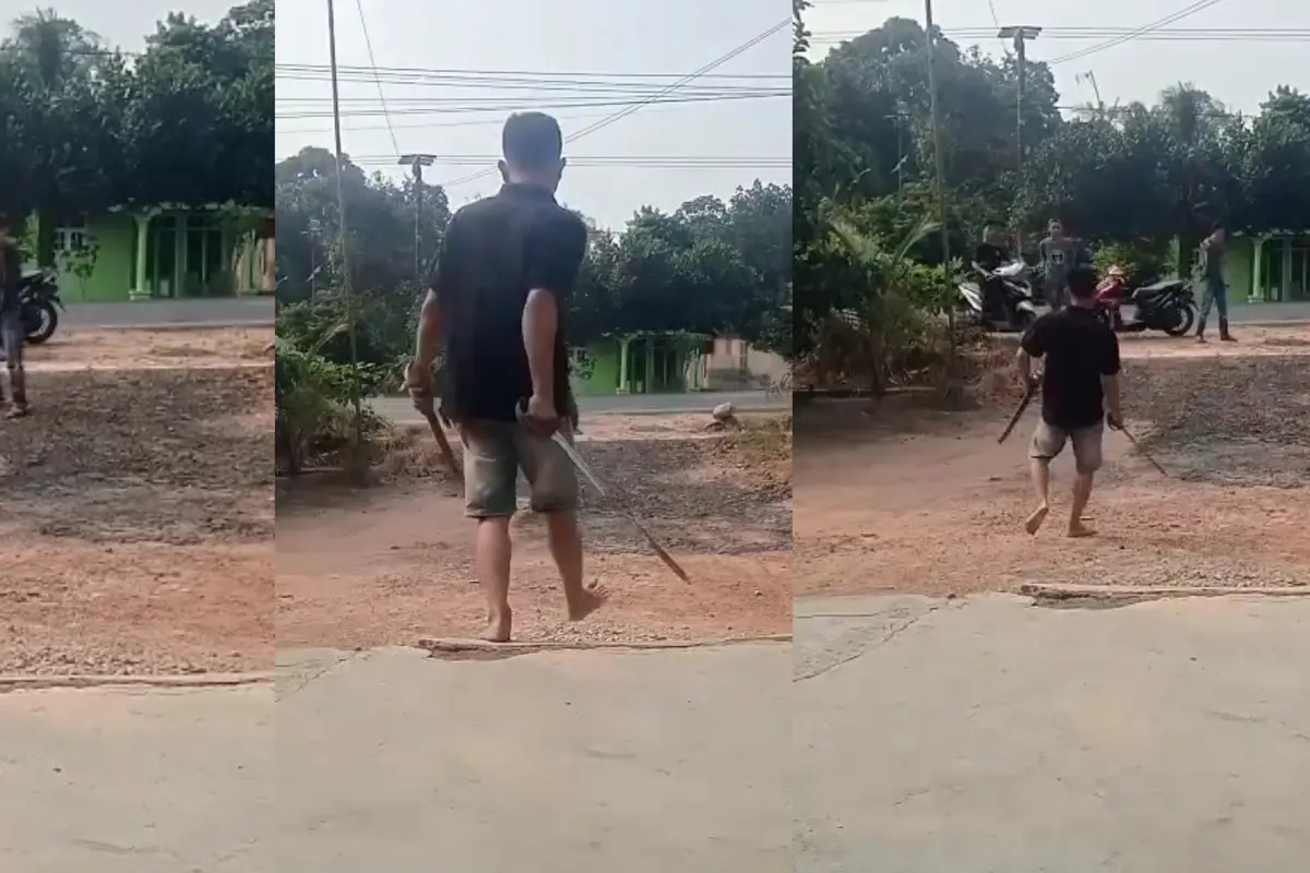 Tangkapan layar video viral yang memperlihatkan aksi duel menggunakan senjata tajam jenis pedang di Kabupaten Lampung Timur