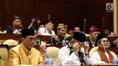 Menteri Perhubungan, Budi Karya Sumadi menggunakan pakaian adat saat mengikuti rapat kerja bersama Komisi V DPR di Kompleks Parlemen, Senayan, Jakarta, Selasa (3/9/2019). Aparatur Sipil Negara (ASN) di Kemhub wajib menggunakan pakaian adat tiap Selasa. (Liputan6.com/Johan Tallo)