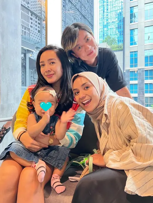 Salut dengan persahabatan ketiganya yang begitu kompak hingga sekarang, banyak netizen yang memberikan pujian kepada mereka. Tidak sedikit pula yang ikut bernostalgia dengan mengingat kembali lagu-lagu mereka di era 90-an itu. Tidak hanya itu, ada pula netizen yang menyebut jika lagu mereka adalah pemersatu zaman. (Liputan6.com/IG/@ennolerian_)