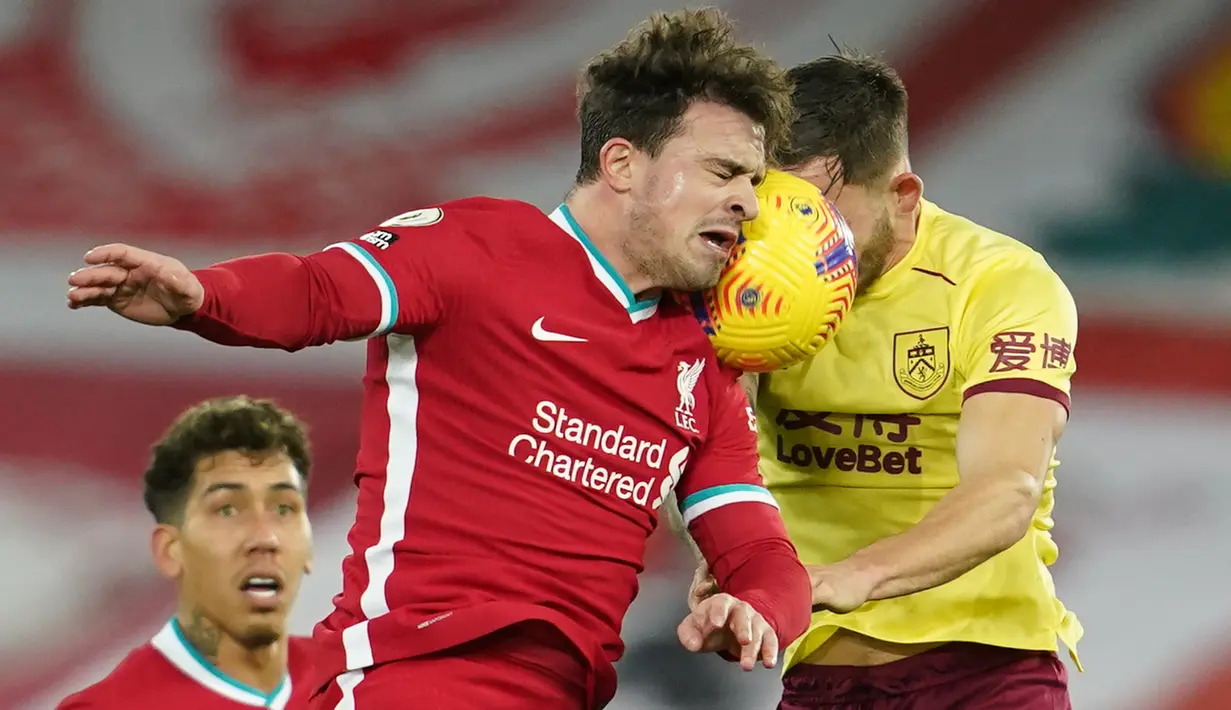 Gelandang Liverpool, Xherdan Shaqiri menyundul bola saat berebut dengan gelandang Burnley, Josh Brownhill pada laga pekan ke-19 Liga Inggris 2020-2021 di Stadion Anfield, Jumat dini hari WIB (22/1/2021). Liverpool kalah tipis 0-1 sekaligus menelan kekalahan ketiga musim ini. (Jon Super/POOL/AFP)