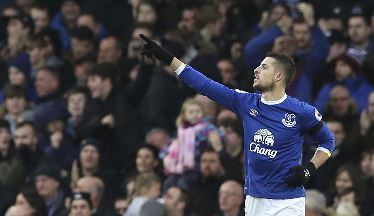 Pemain Everton, Kevin Mirallas mencetak satu gol saat Everton mempemalukan Manchester City 4-0 di Goodison Park, Liverpool, Minggu (15/1/2017). (Peter Byrne/PA via AP)