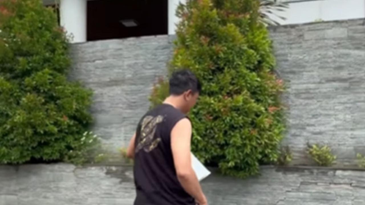 7 Potret Tampilan Depan Rumah Denny Caknan di Ngawi, Kombinasi Batu Alam dan Tanaman