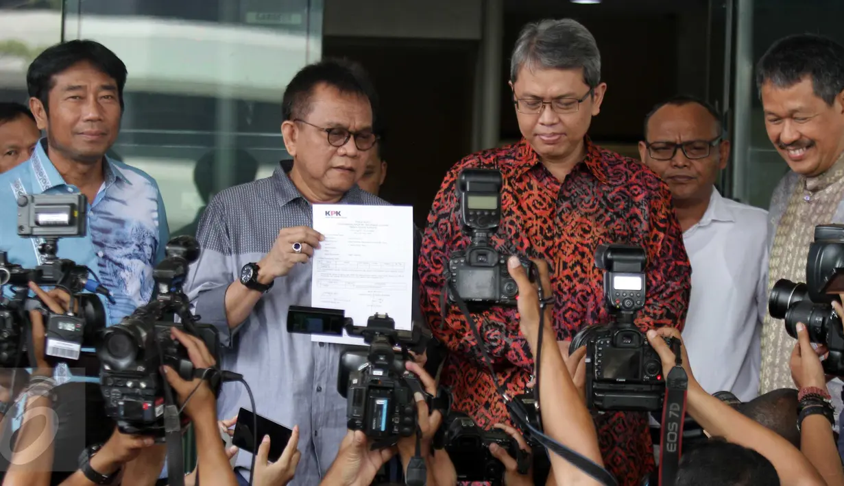 Ketua Pansus Laporan Hasil Pemeriksaan BPK RI, Triwisaksana (ketiga kiri) didampingi Anggota Pansus M Taufik (kedua kiri), Abraham Lunggana memberikan keterangan pers usai melaporkan hasil audit Pansus di Jakarta, (30/10/2015). (Liputan6.com/Helmi Afandi)