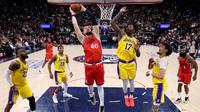 Ivica Zubac #40 dari LA Clippers melakukan dunk di depan Dorian Finney-Smith #17 dari Los Angeles Lakers selama kemenangan Lakers 122-97 di Intuit Dome pada tanggal 04 Februari 2025 di Inglewood, California. (Harry How/Getty Images/AFP)