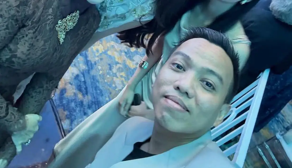 Beby Tsabina tampil berbeda dari tamu lain dengan sleeveless full embroidery top yang mencuri perhatian.  [@aanstory].