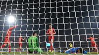 Petaka bagi Italia terjadi di masa injury time. Makedonia Utara berhasil membobol gawang Gianluigi Donnarumma lewat aksi Aleksandar Trajkovski. Tembakan dilepas dari luar kotak penalti dan Donnarumma gagal menjangkau bola. 1-0 Makedonia Utara unggul. (AP/Antonio Calanni)