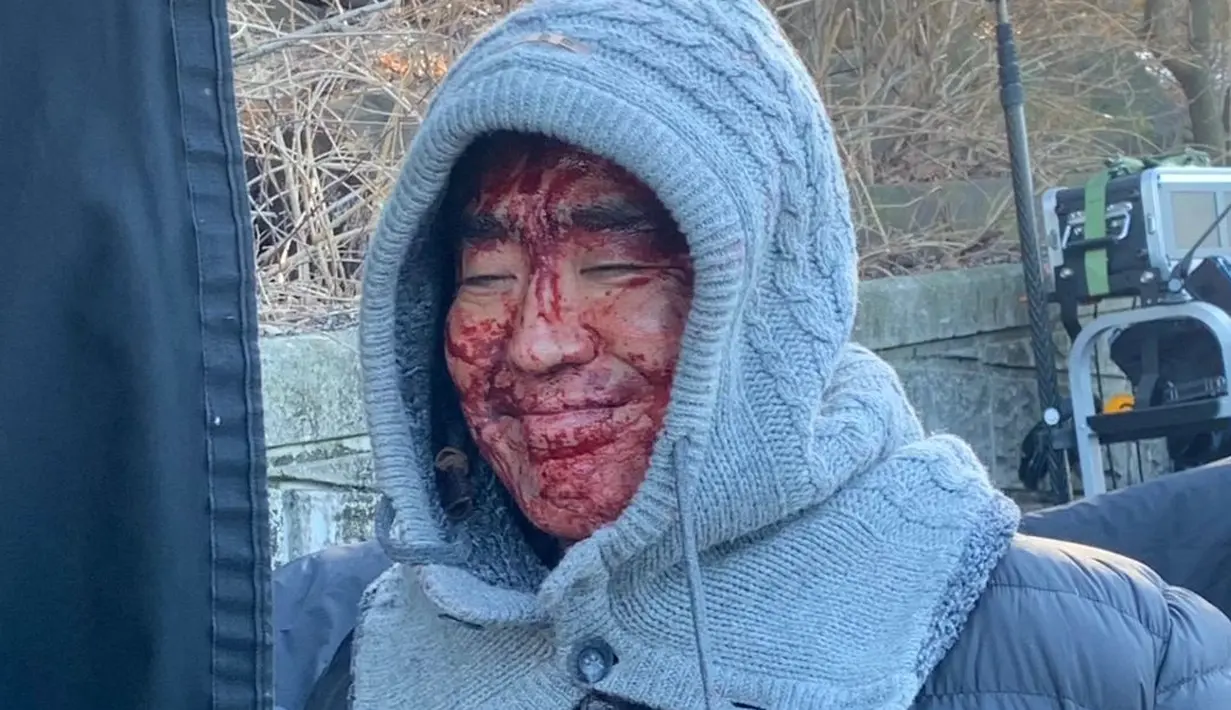<p>Juwonn dengan wajahnya yang berdarah-darah akibat berkelahi dengan kurang lebih 100 gengster yang mengintai nyawanya. Senyumnya di foto ini berbanding terbalik dengan adegannya. (Foto: Instagram/ ryuseungryong_)</p>