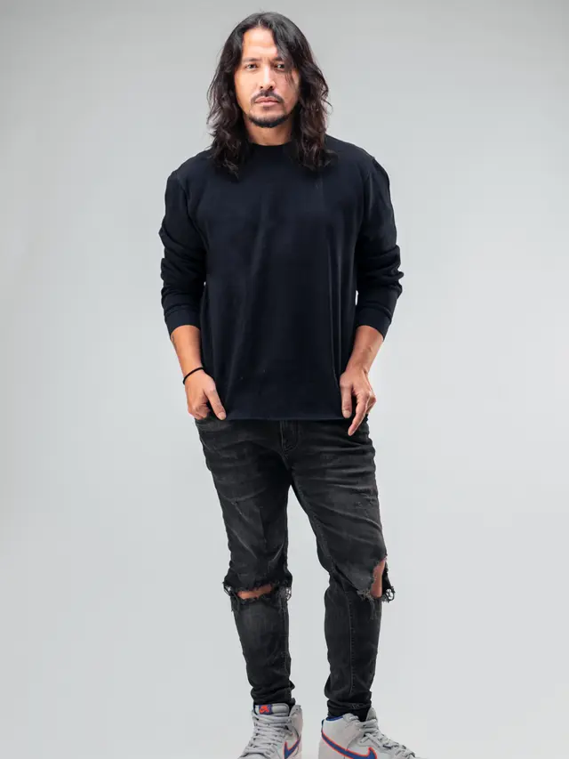 Penyanyi Marcello Tahitoe atau yang akrab disapa Ello sampaikan pesan hangat untuk saling mengasihi sesama manusia lewat lagu "Kita Sama Kita Manusia". (Foto: SABS Indonesia)