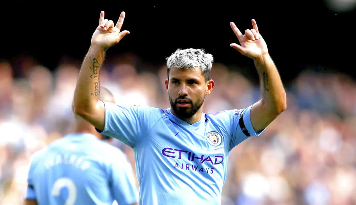 Striker Manchester City, Sergio Aguero, melakukan selebrasi usai membobol gawang Brighton and Hove Albion pada laga Premier Leauge 2019 di Stadion Etihad, Sabtu (31/8). Manchester City menang 4 gol tanpa balas. (AP/Nick Potts)