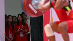 Kelas 73 kg putra di cabang angkat besi SEA Games 2021 menjadi daya magnet para kaum hawa yang bertugas sebagai panitia disebabkan karena diikuti beberapa lifter berparas tampan dengan postur ideal, seperti lifter Indonesia, Rahmat Erwin Abdullah dan lifter Malaysia, Muhammad Erry Hidayat. (Bola.com/Ikhwan Yanuar)