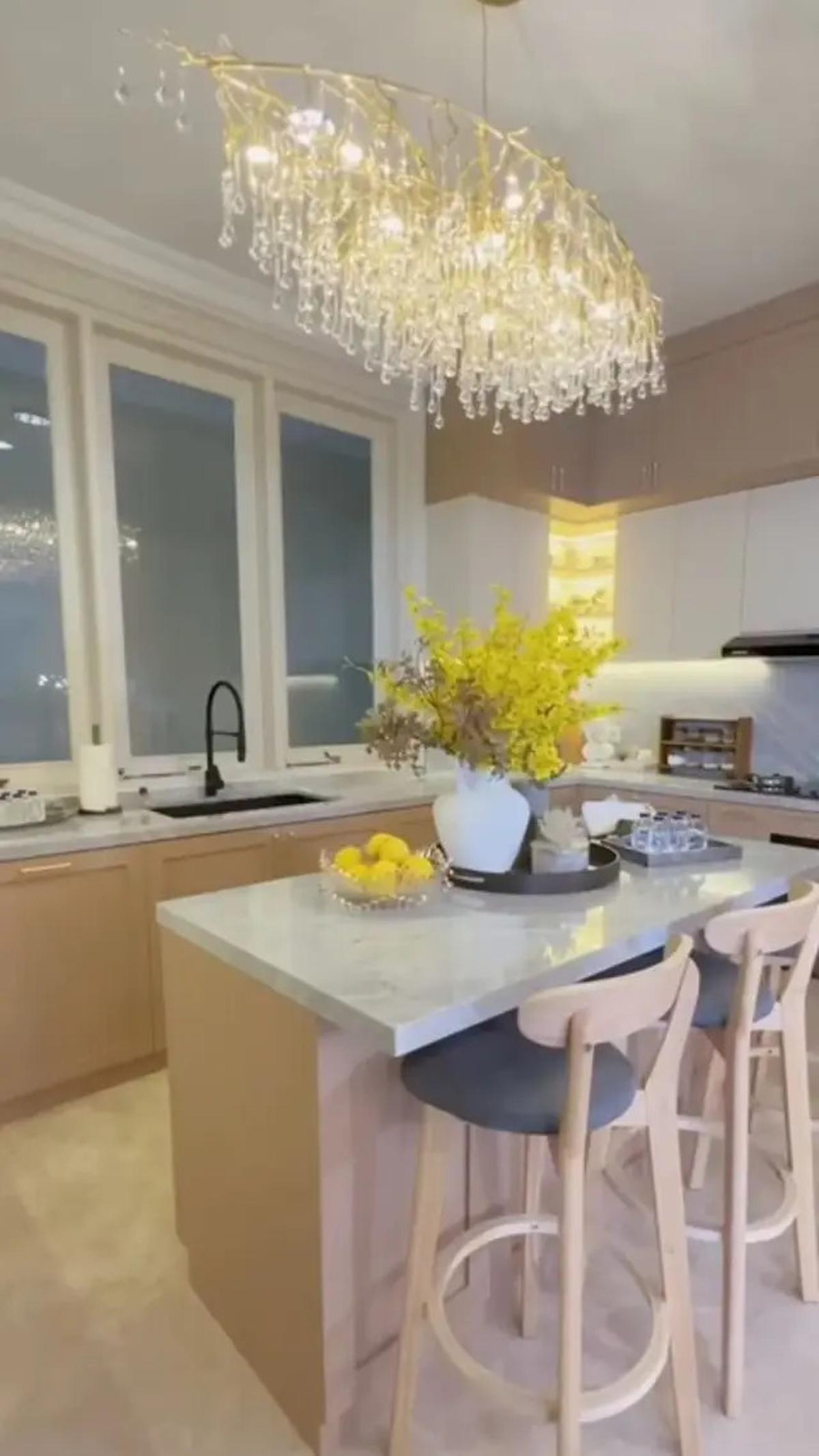 Desain Dapur Mewah Olla Ramlan di Rumahnya yang Senilai Rp 50 Miliar