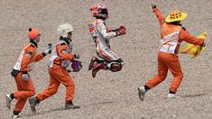 Marc Marquez menjadi juara dan terlalu perkasa bagi Valentino Rossi pada balapan MotoGP di GP Jerman.