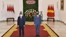 Presiden Joko Widodo (kanan) berfoto bersama Perdana Menteri (PM) Vietnam Pham Minh Chinh di Istana Kepresidenan Bogor, Jumat (23/4/2021). Presiden Joko Widodo menggelar pertemuan bilateral dengan PM Pham Minh Chinh untuk membahas kerja sama antara kedua negara. (FOTO: Biro Pers Kepresidenan)