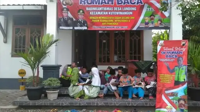 Siasat Polres Kebumen meningkatkan gerakan gemar membaca dan dekati masyarakat melalui Rumah Cendikia dan  Perpustakaan keliling. (Foto: Liputan6.com/Polres Kebumen/Galoeh Widura)