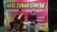 KH Budi Sulaiman, seorang mubaligh tengah menceritakan hikayat Sunan Kuning atau Soen An Ing. (foto: Liputan6.com / edhie prayitno ige)