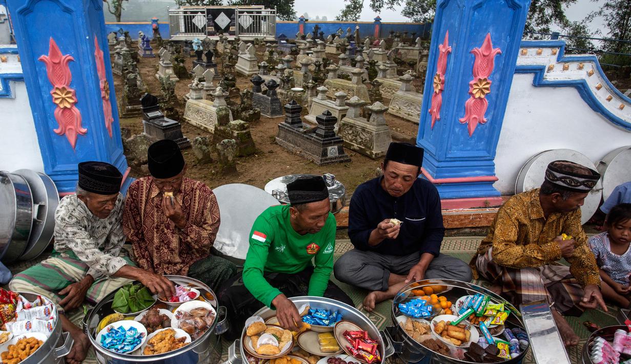 Nyadran tercipta melalui proses akulturasi antara budaya Jawa dengan budaya Islam. (DEVI RAHMAN/AFP)