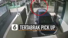 Beredar video cctv memperlihatkan pengendara motor tertabrak mobil pick up saat keluar gang. Beruntung tidak ada korban jiwa dalam insiden ini.