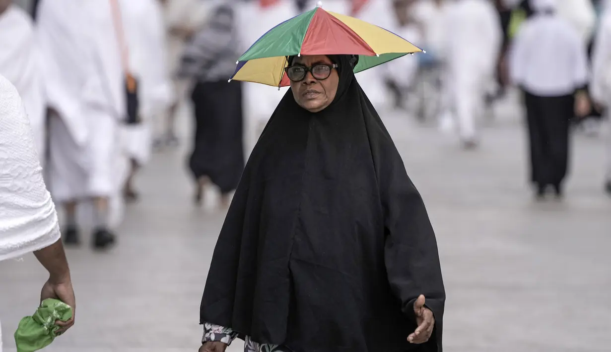 Kondisi ini terjadi karena paparan panas secara langsung sehingga menyebabkan kenaikan suhu inti tubuh lebih dari 40 derajat celsius. (AP Photo/Amr Nabil)