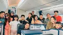 Liburan bersama keluarga, gaya airport Jessica Mila mengenakan jaket berbulu warna coklat. Yakup pun kembali mengenakan polo shirt hitam dipadukan celana beige. @nataliahasibuan