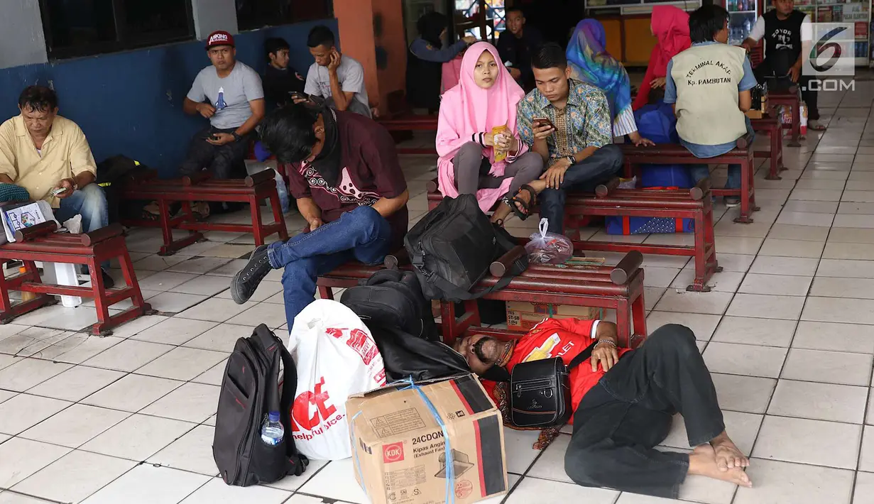 Calon pemudik menunggu diberangkatkan dari Terminal Kampung Rambutan, Jakarta, Jumat (8/6). Pada H-7 Lebaran, Terminal Kampung Rambutan sudah dipadati sekitar 6.225 pemudik dengan berbagai tujuan. (Liputan6.com/Immanuel Antonius)