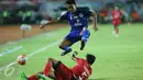 Pemain Sulawesi Selatan menerima arahan pelatih Syamsudin Umar saat jeda laga melawan Jawa Barat di final PON XIX 2016 di Stadion Si Jalak Harupat, Kab Bandung, Rabu (28/9). Jabar unggul lewat adu penalti 5-4. (Liputan6.com/Helmi Fithriansyah)