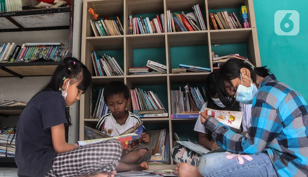 Anak-anak membaca buku saat PPKM Level 3 di Taman Baca Masyarakat Pekan Karya, Tangerang Selatan, Banten, Selasa (8/2/2022). Pemerintah daerah di wilayah aglomerasi Jabodetabek akhirnya bisa menghentikan proses PTM setelah ditetapkan sebagai daerah berstatus PPKM level 3. (Liputan6.com/Johan Tallo)